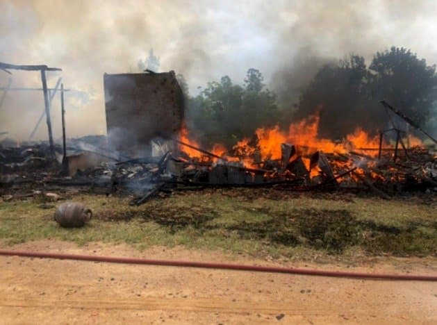 Campanha é promovida para ajudar família que perdeu casa em incêndio