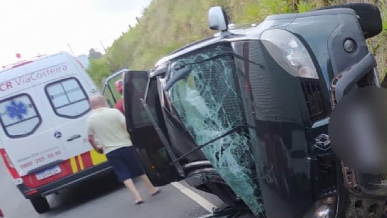 Carro sai da pista e tomba às margens da BR-101