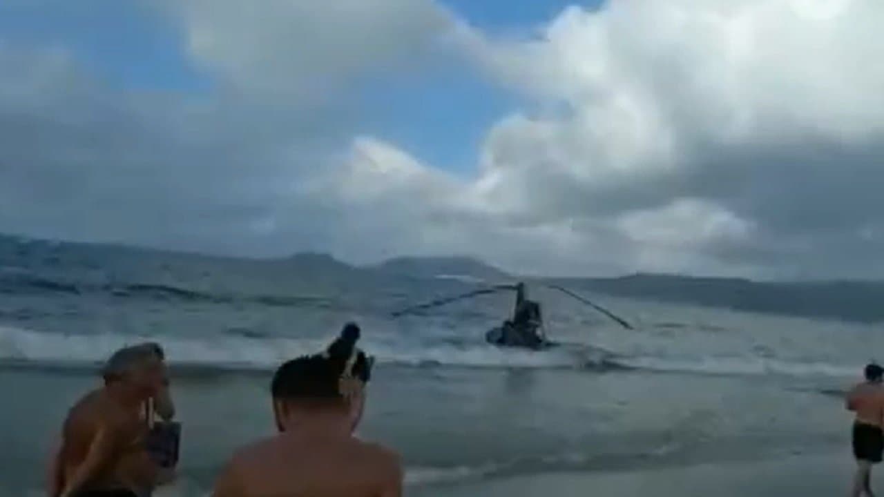 Helicóptero cai no mar próximo a banhistas em Florianópolis