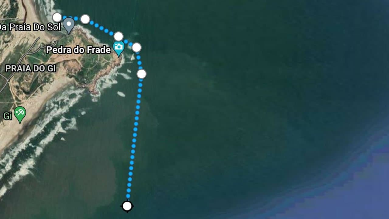 Homem é resgatado após ser arrastado por dois quilômetros no mar