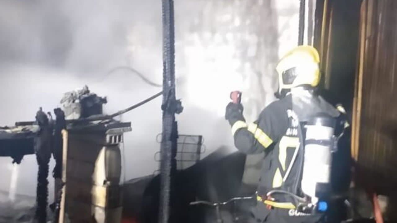 Incêndio deixa quitinetes destruídas nas primeiras horas de 2022