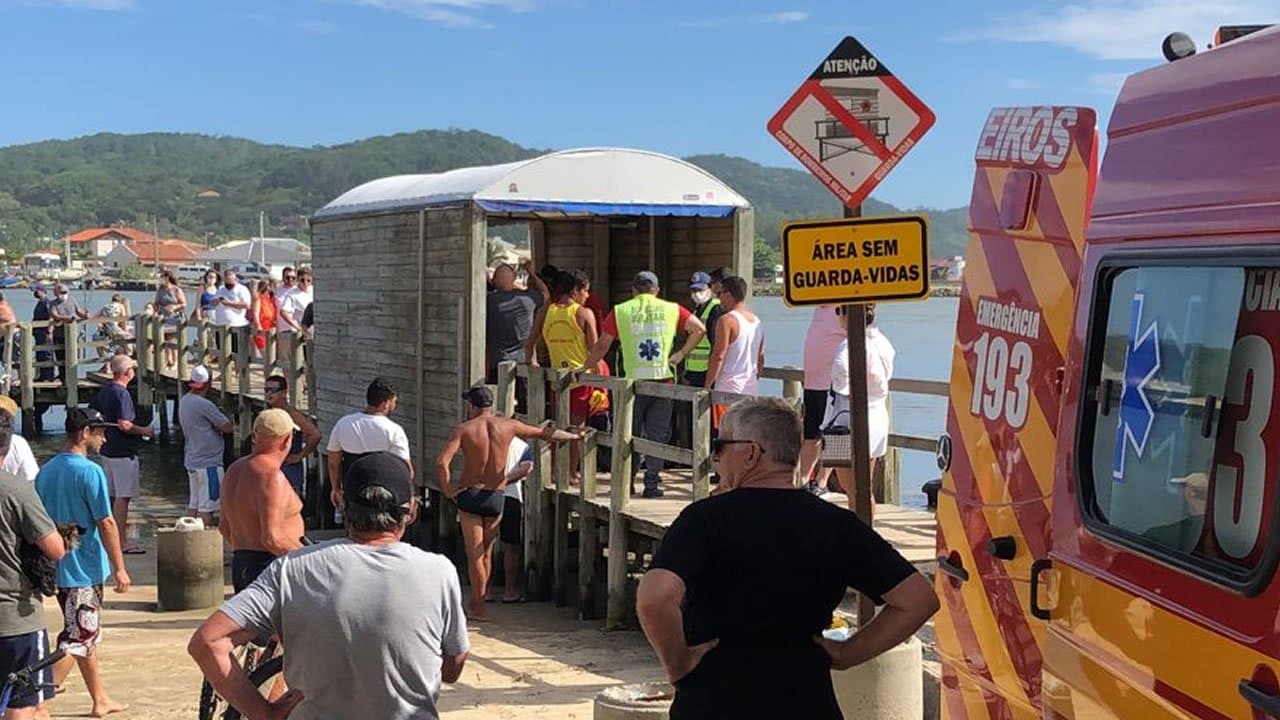 Duas pessoas morrem após lancha virar no Canal da Barra; um segue desaparecido