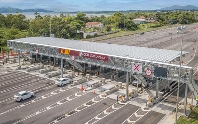 Cancelas de pedágios são abertas por causa das longas filas