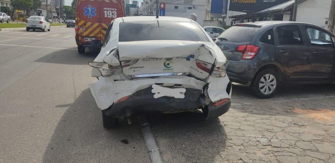 Quatro carros se envolvem em acidente na Avenida Marcolino, em Tubarão