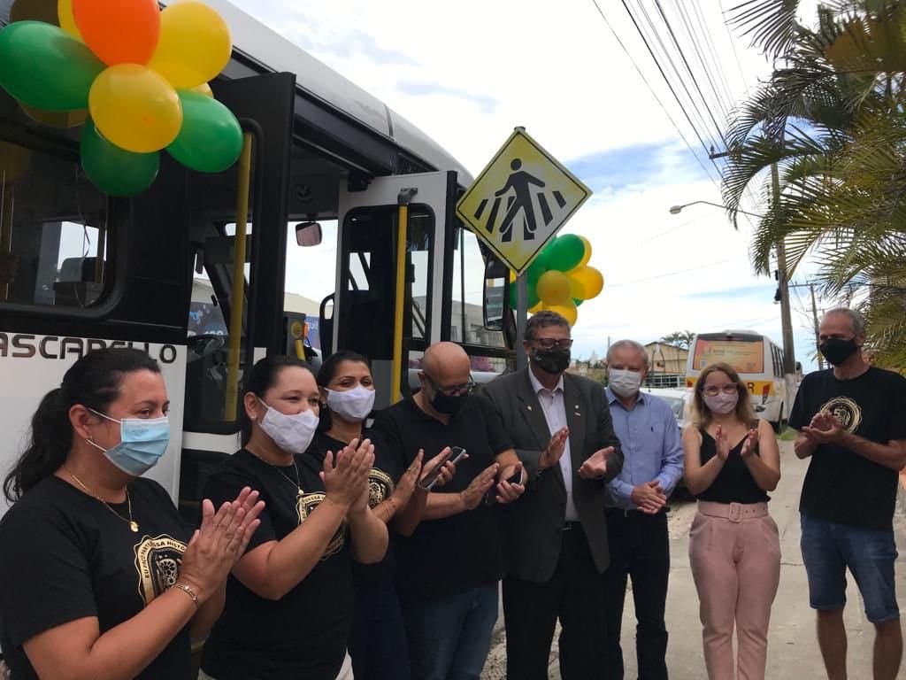 Micro-ônibus adaptado é doado para Apae de Laguna
