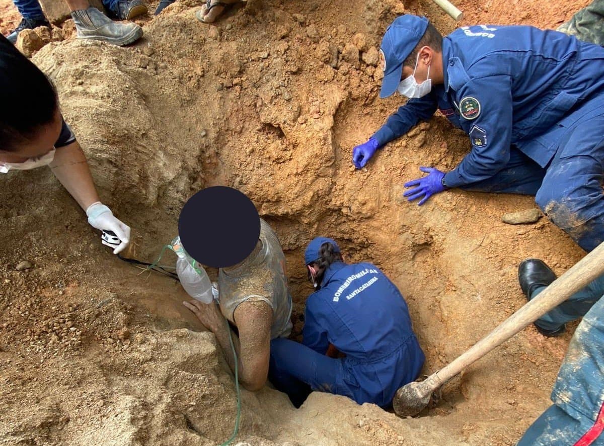 Trabalhador de obra fica totalmente soterrado após deslizamento de terra