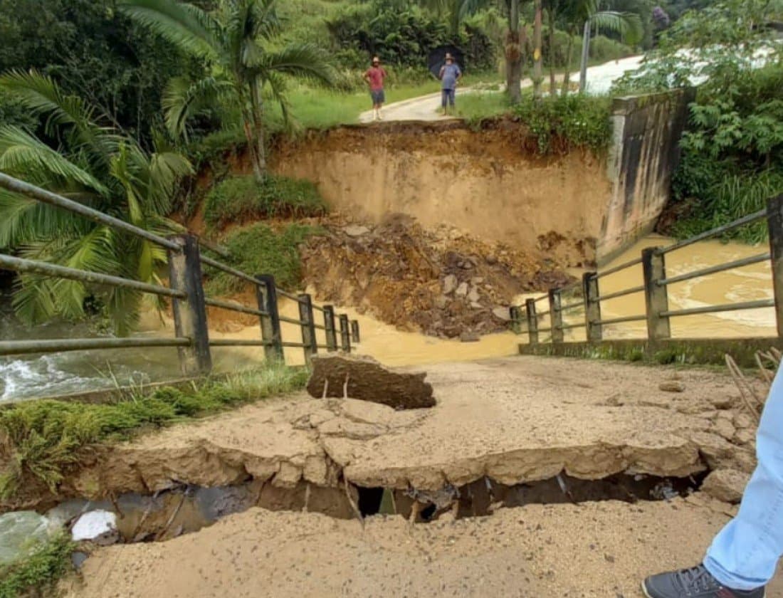 Ponte baixa desaba no limite de Rio Fortuna e Grão-Pará