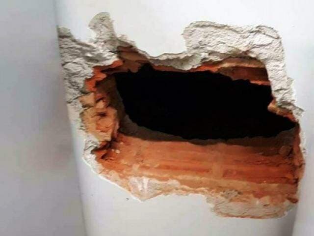 Bandidos fazem buraco na parede de empresa para furtar