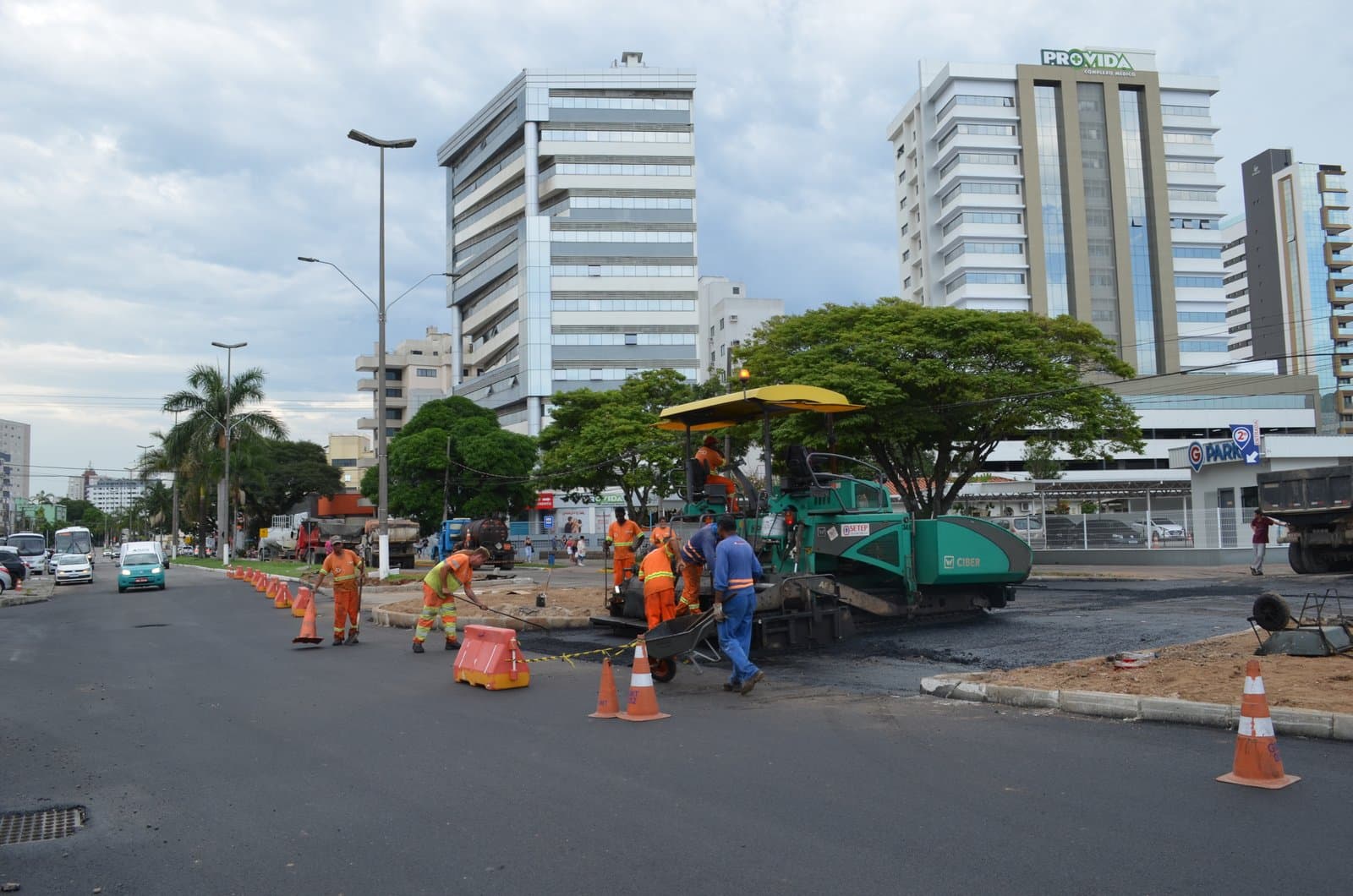 Pavimentação de nova rotatória da Marcolino Martins Cabral é concluída