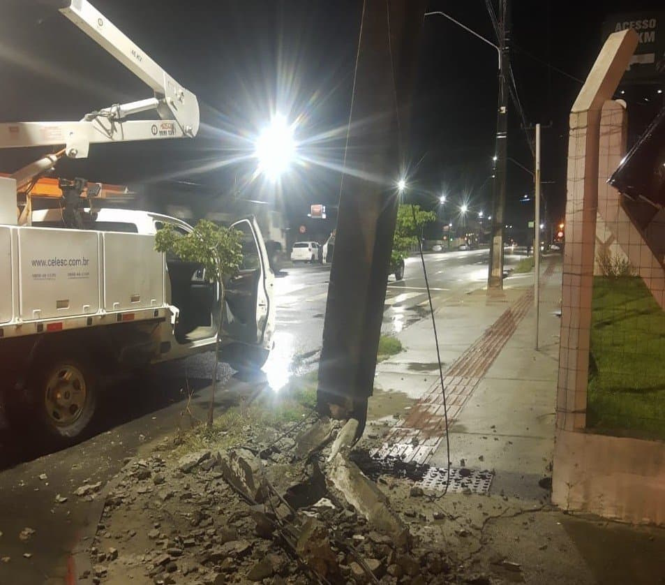 Motorista foge após quase derrubar poste próximo à saída de Tubarão