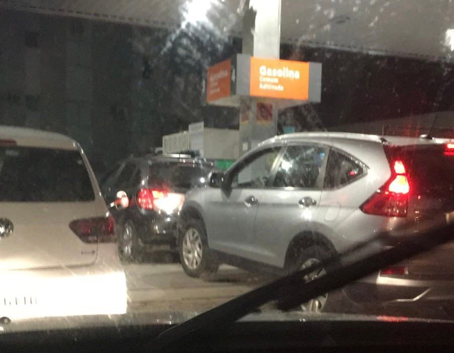 Após anúncio de aumento, postos de combustíveis  registram filas