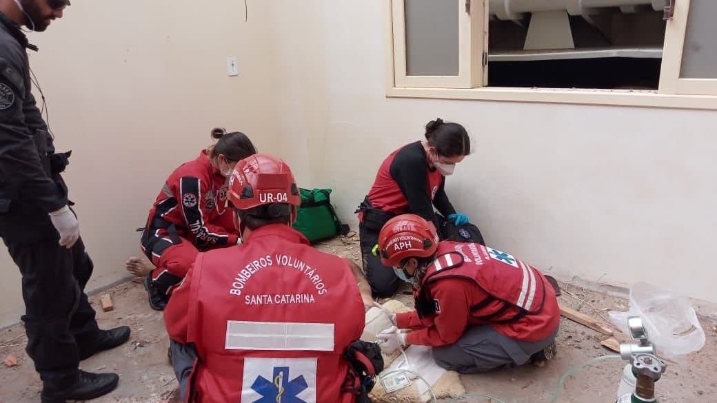 Homem tem afundamento no crânio e suspeita de lesão na coluna após queda de telhado