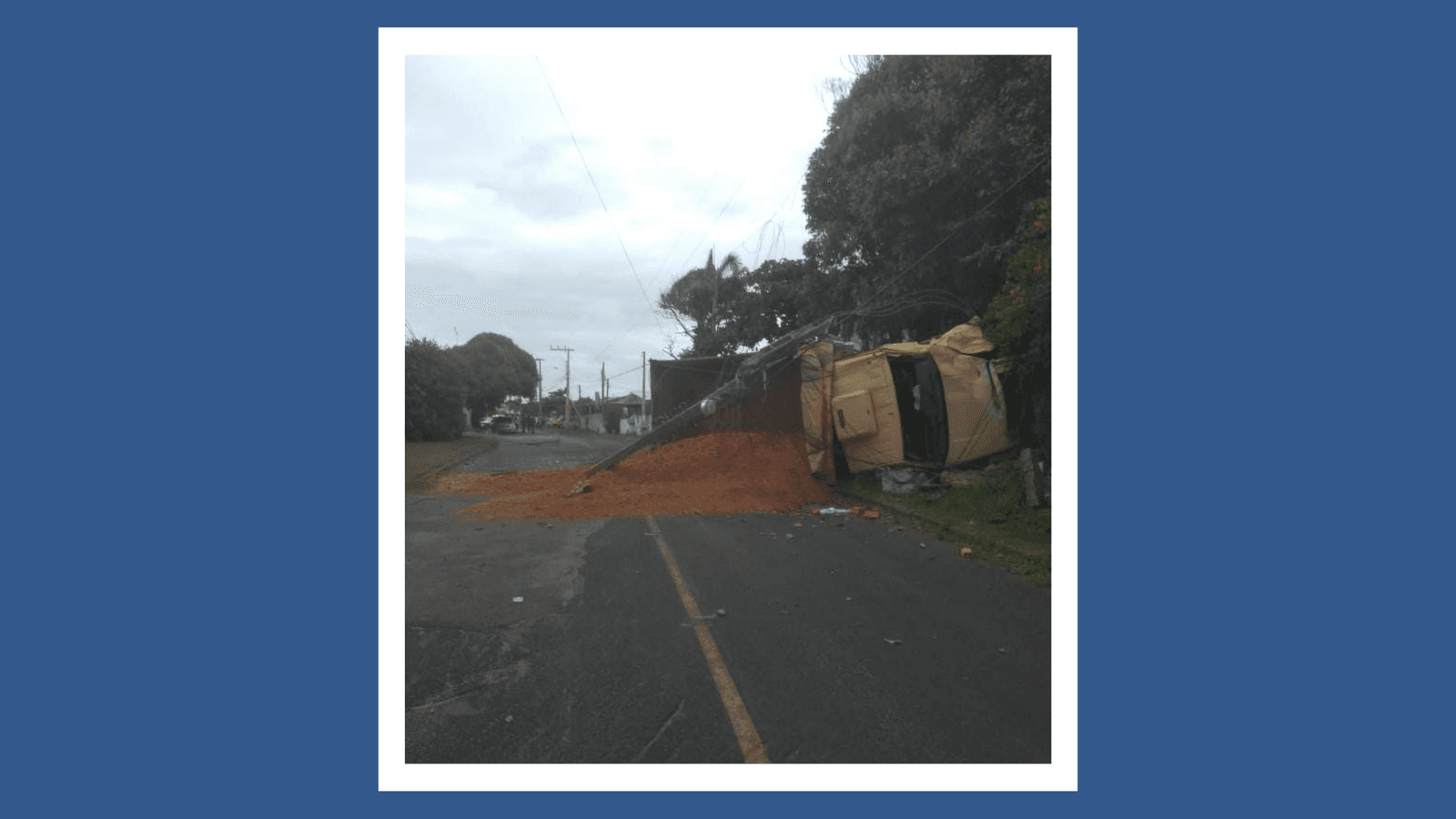 Caminhão carregado de aterro colide com poste, em Imbituba