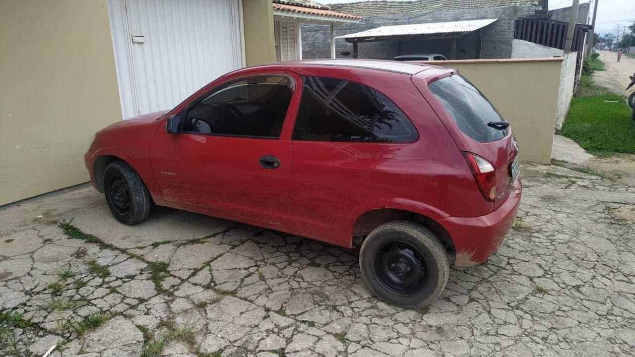 Vítima de assalto é jogada de carro em movimento por criminosos