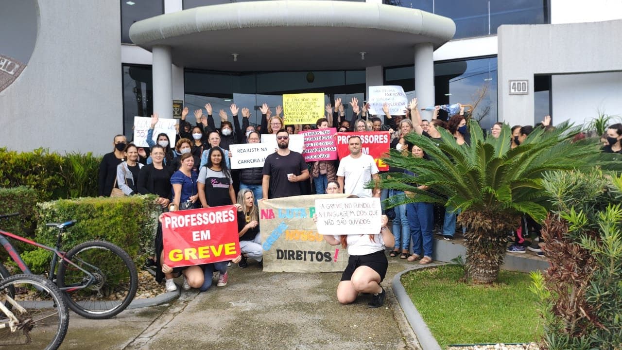 Professores da rede municipal de ensino de Capivari de Baixo mantêm greve