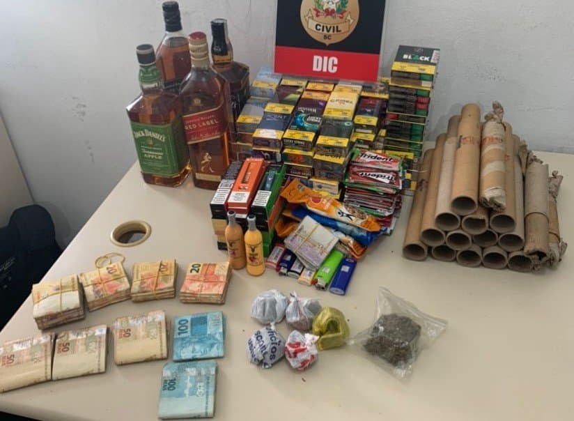 Dinheiro, munições e vários objetos são apreendidos em operação contra grupo suspeito de roubos