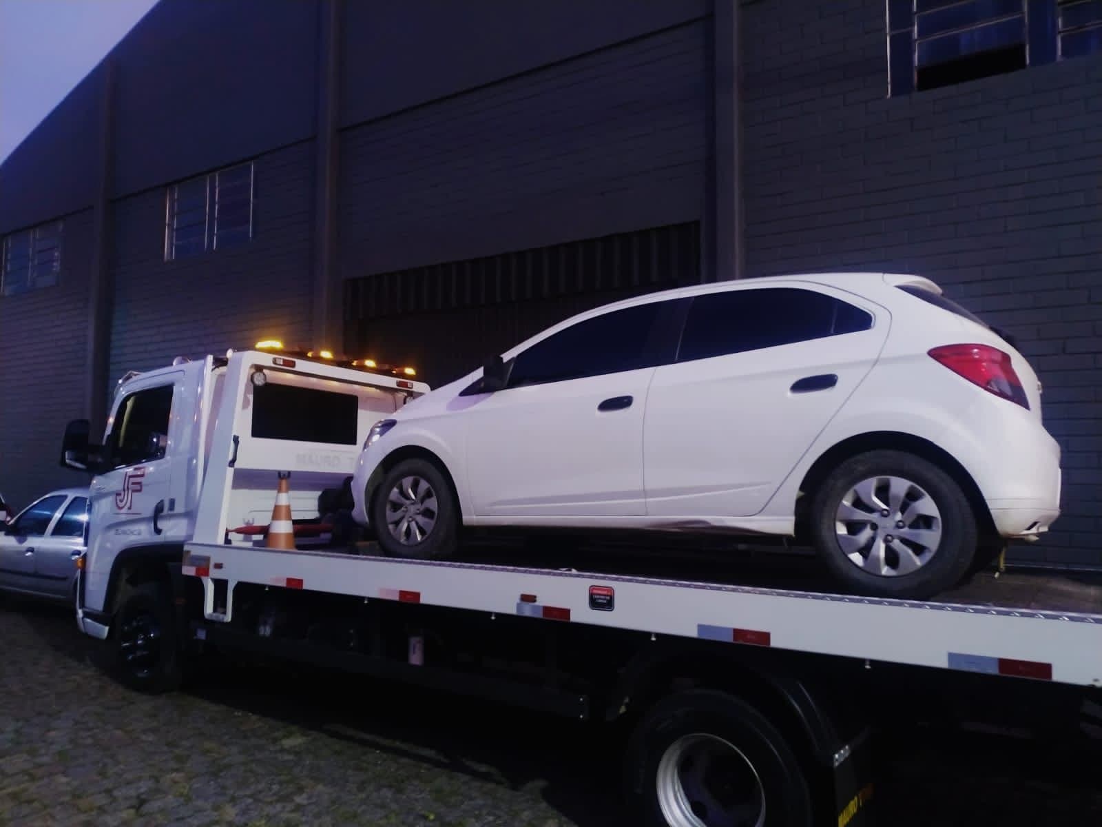 Homem invade a casa da ex-esposa e furta carro, cheques e dinheiro