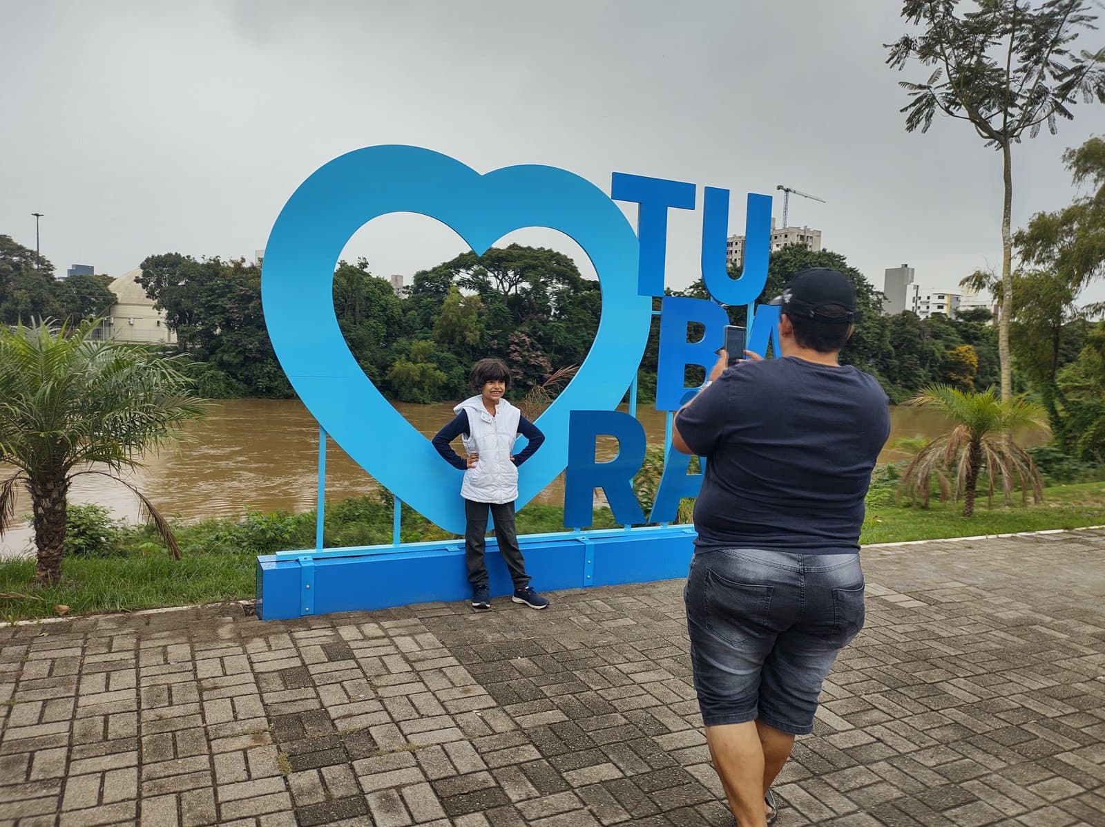 Totem “Amo Tubarão” é instalado às margens do rio