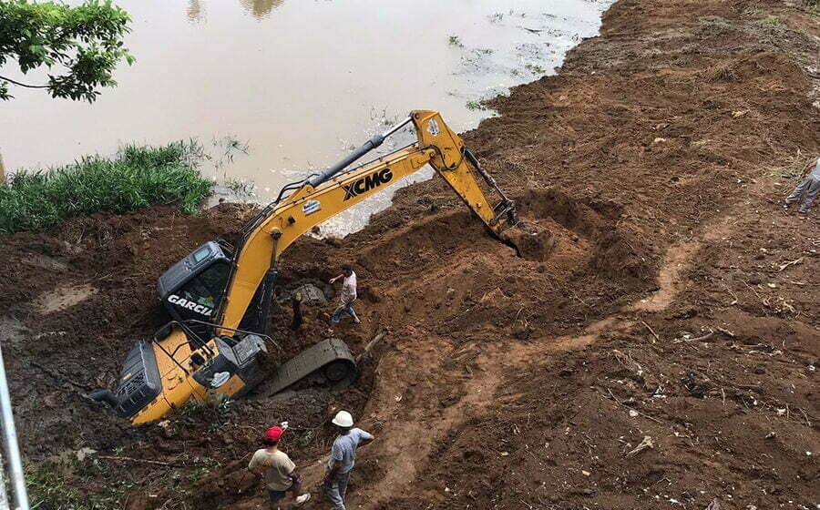 Retroescavadeira que fazia limpeza para obras do deck da beira-rio fica atolada