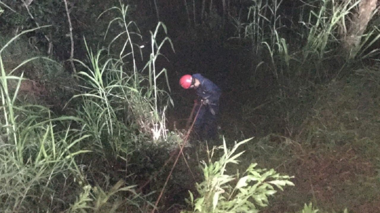 Carro cai em ribanceira após sair da pista e capotar