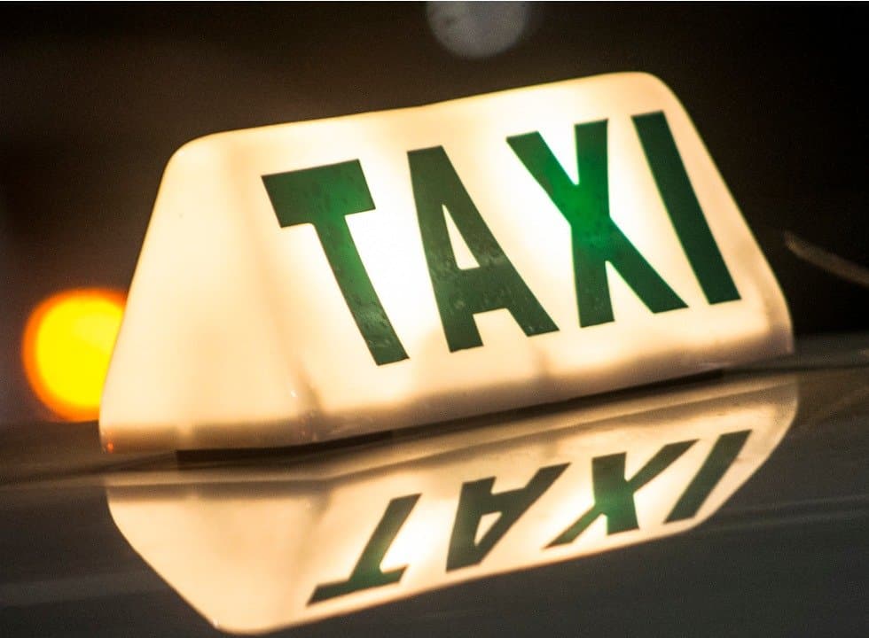 Taxista recebe mata-leão, é trancado no porta-malas e roubado por passageiro