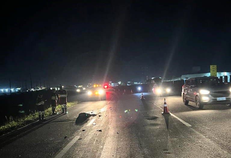 Mulher não identificada morre após ser atropelada na BR-101