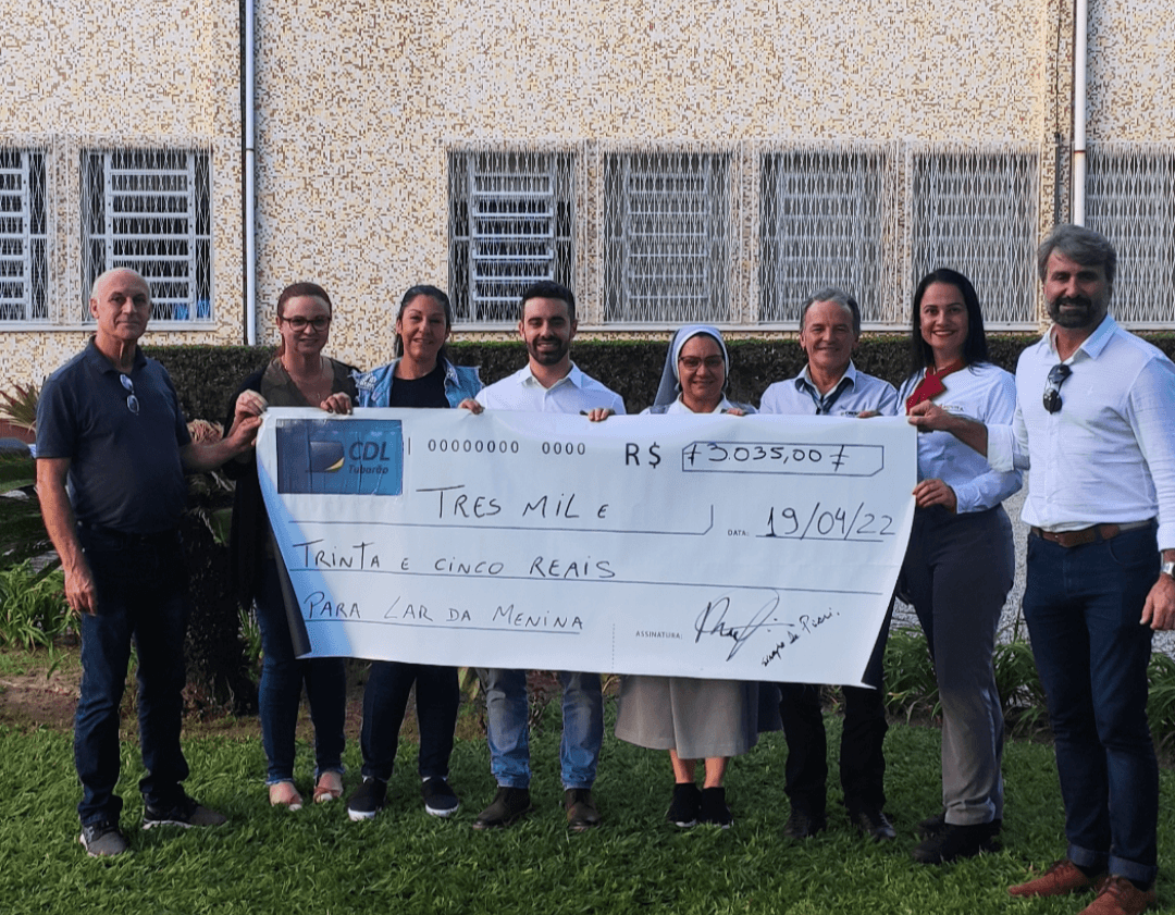 CDL entrega cheque de R$ 3 mil ao Lar da Menina