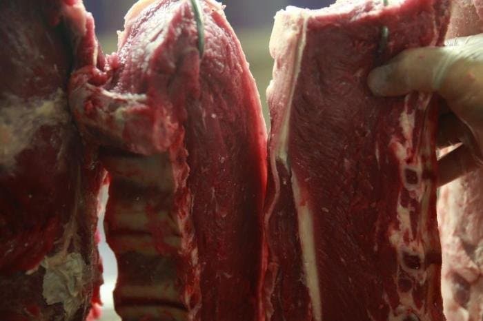 Mais de 50 kg de carne vencida são apreendidos em supermercado