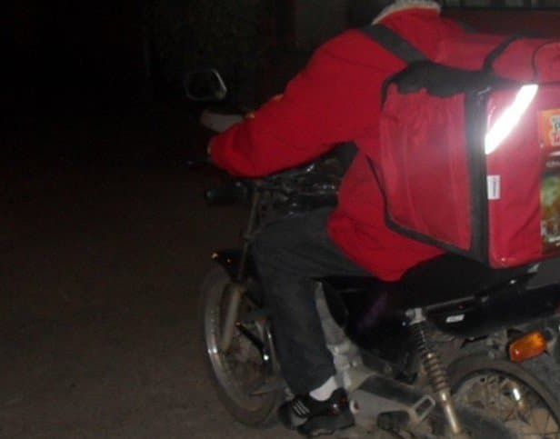 Entregador de pizzas é assaltado por três homens