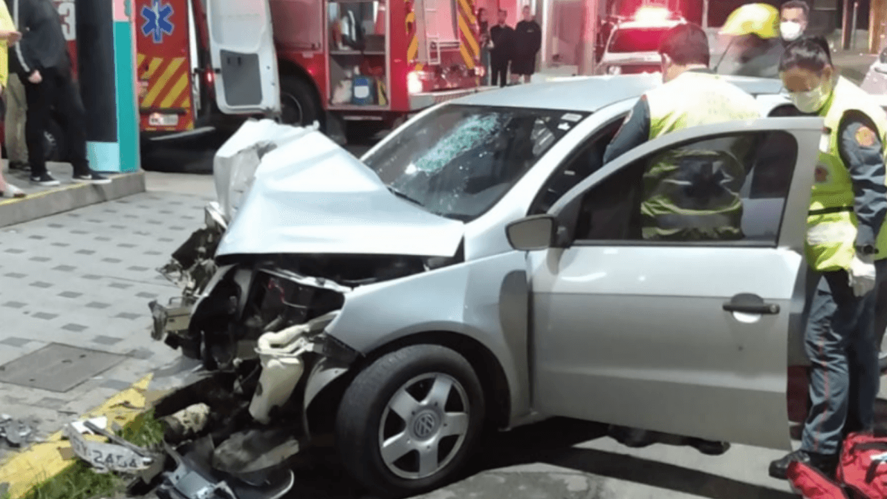 Homem fica ferido após bater carro em poste no Centro de Tubarão