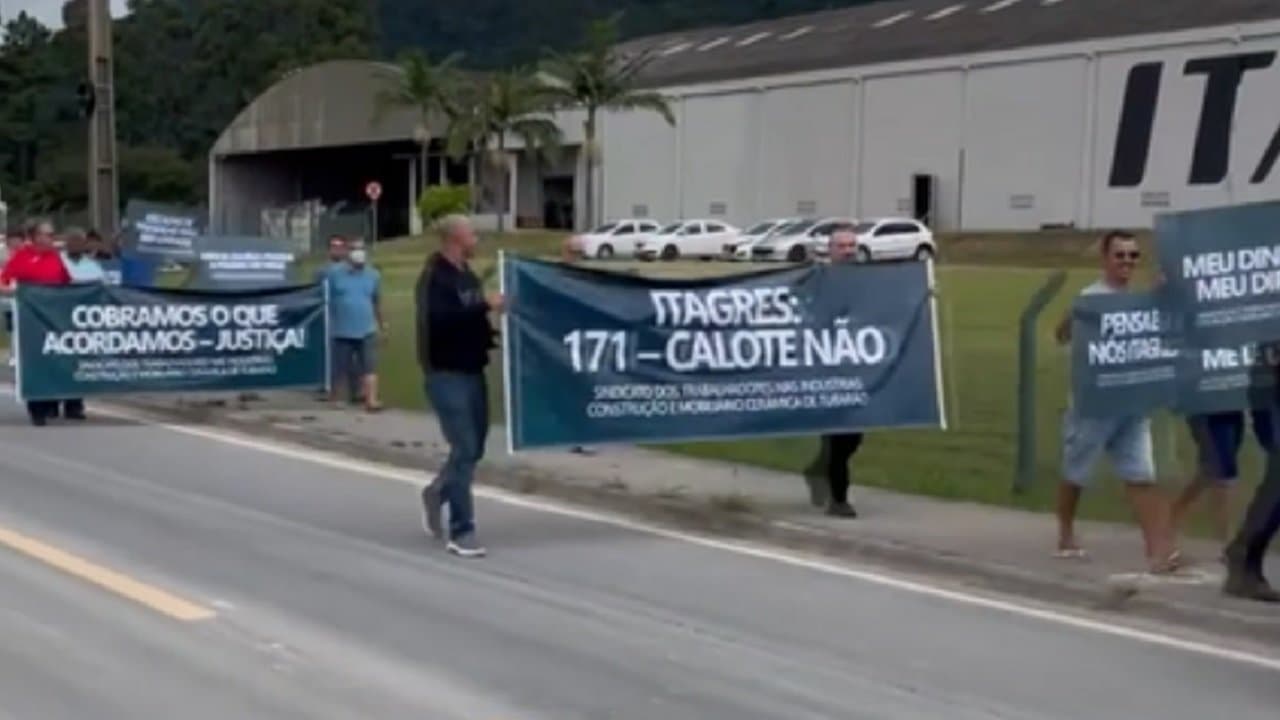 Ex-funcionários da Itagres fazem protesto para cobrar pagamentos atrasados