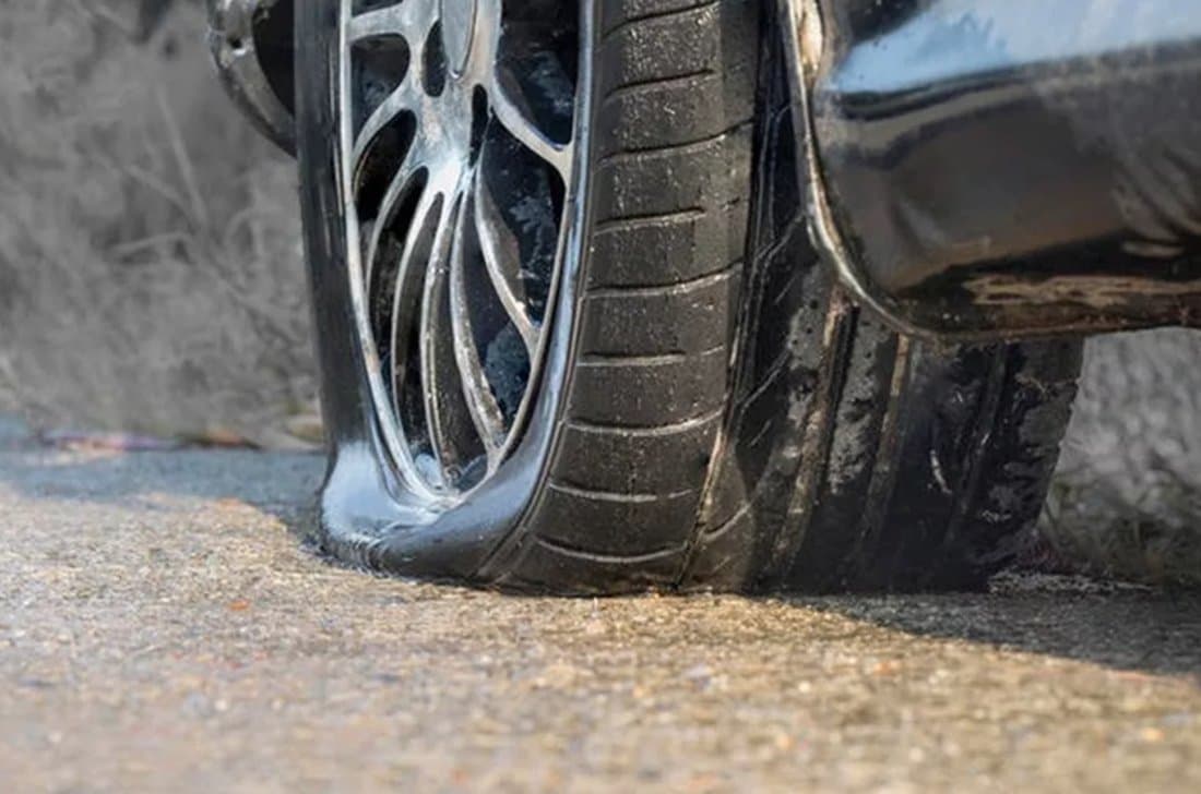 Assaltantes ajudam a trocar pneu furado para depois roubar carro