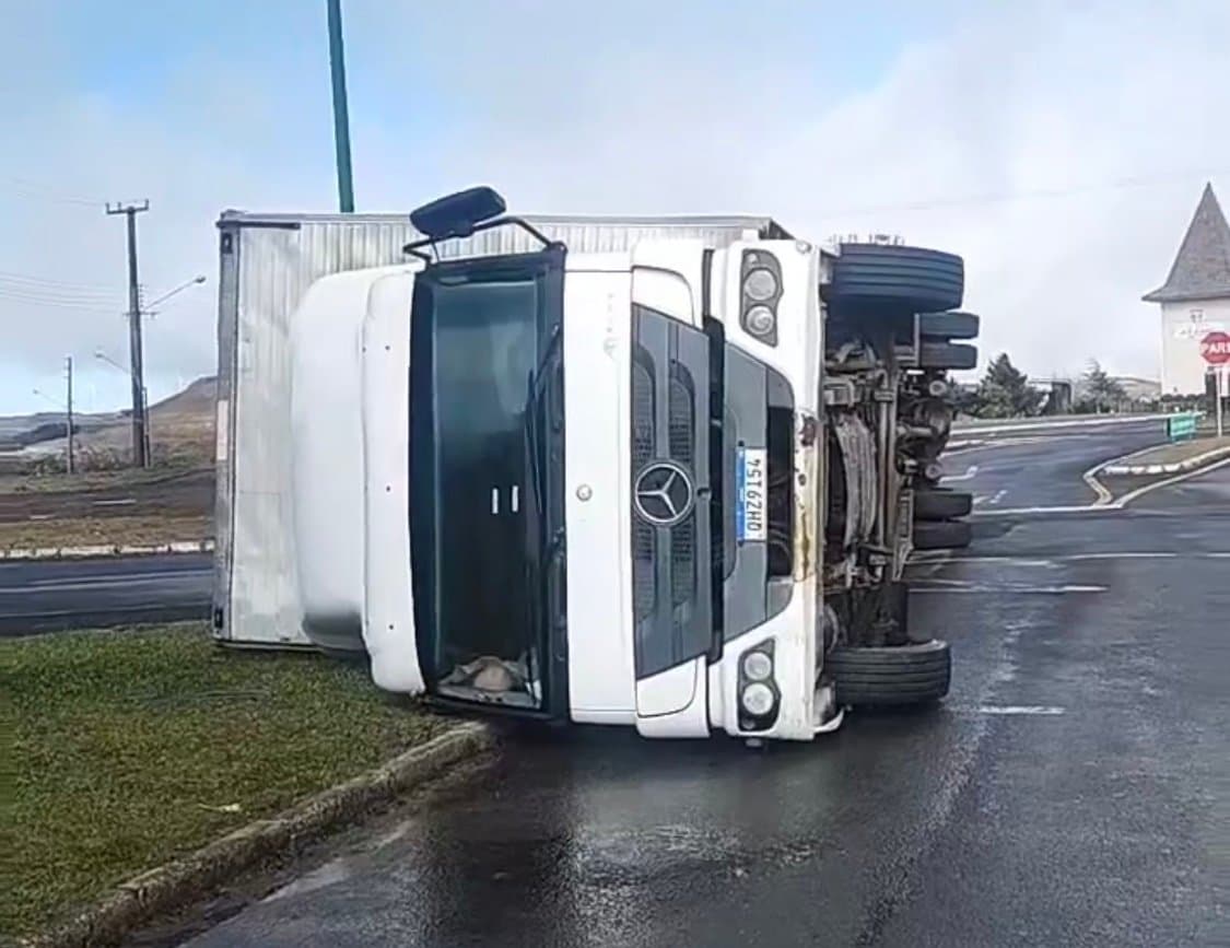 “Coloquei o cinto e esperei tombar”, diz motorista de caminhão derrubado por vento