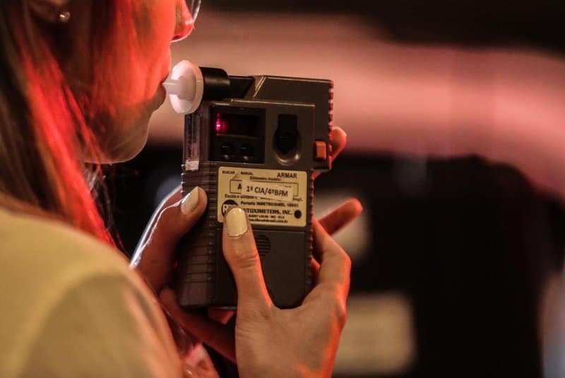 Mulher embriagada é detida após bater em carro estacionado