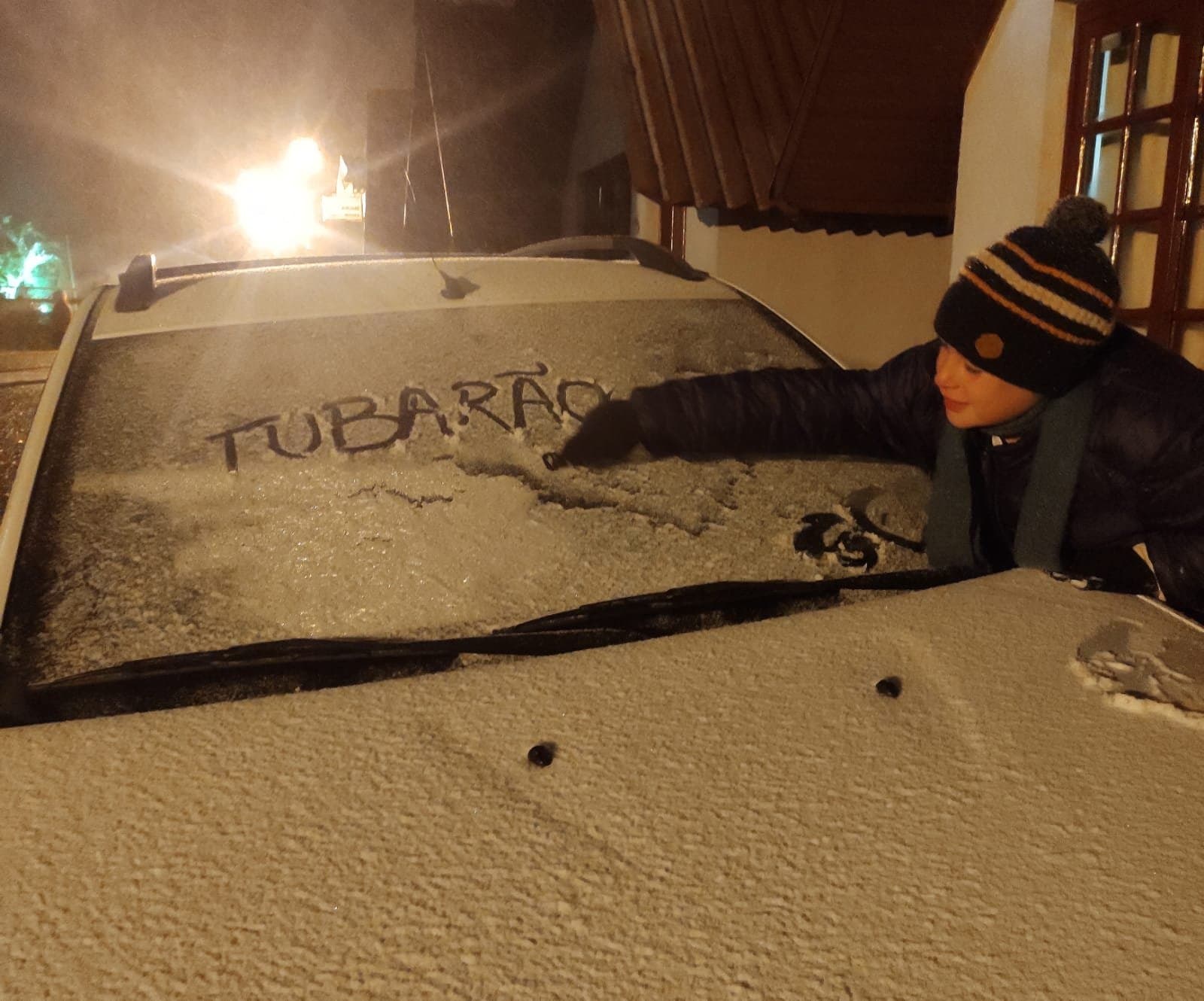 Com termômetros de rua marcando -1ºC, volta a nevar em SC