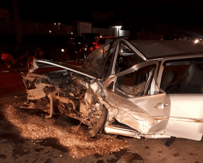 Homem fica preso às ferragens em acidente envolvendo três veículos