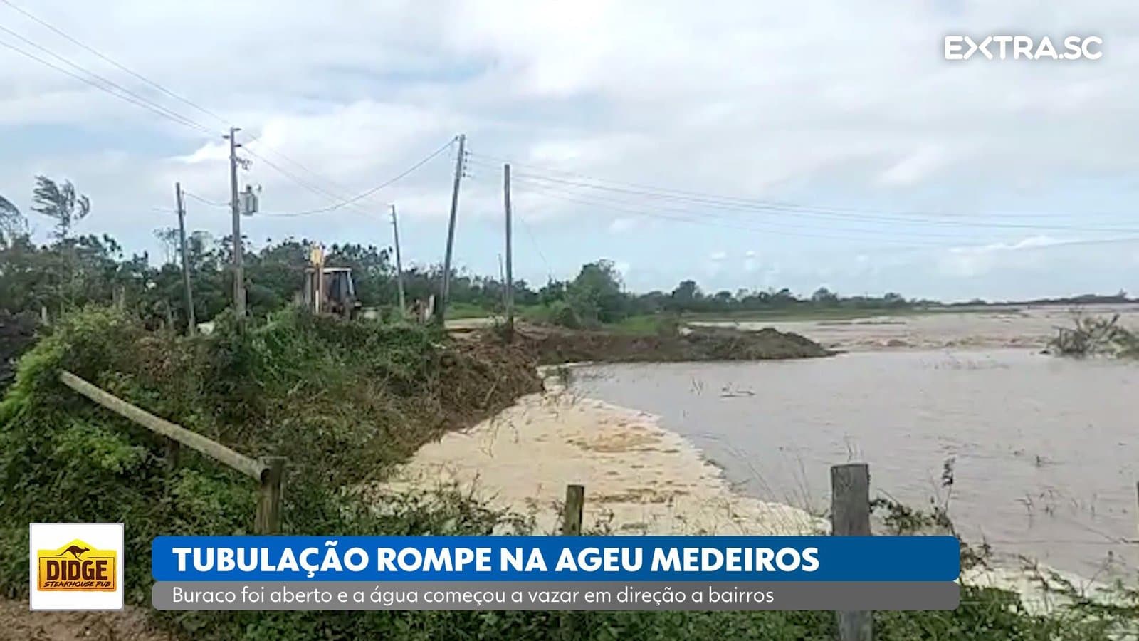 Tubulação rompe na rodovia Ageu Medeiros, abre buraco e água vaza em direção a bairros