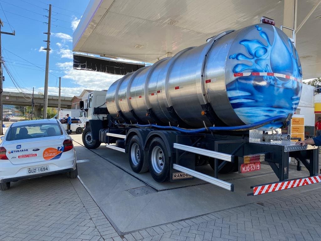 Caminhões pipa com água potável auxiliam comunidades atingidas pela enchente