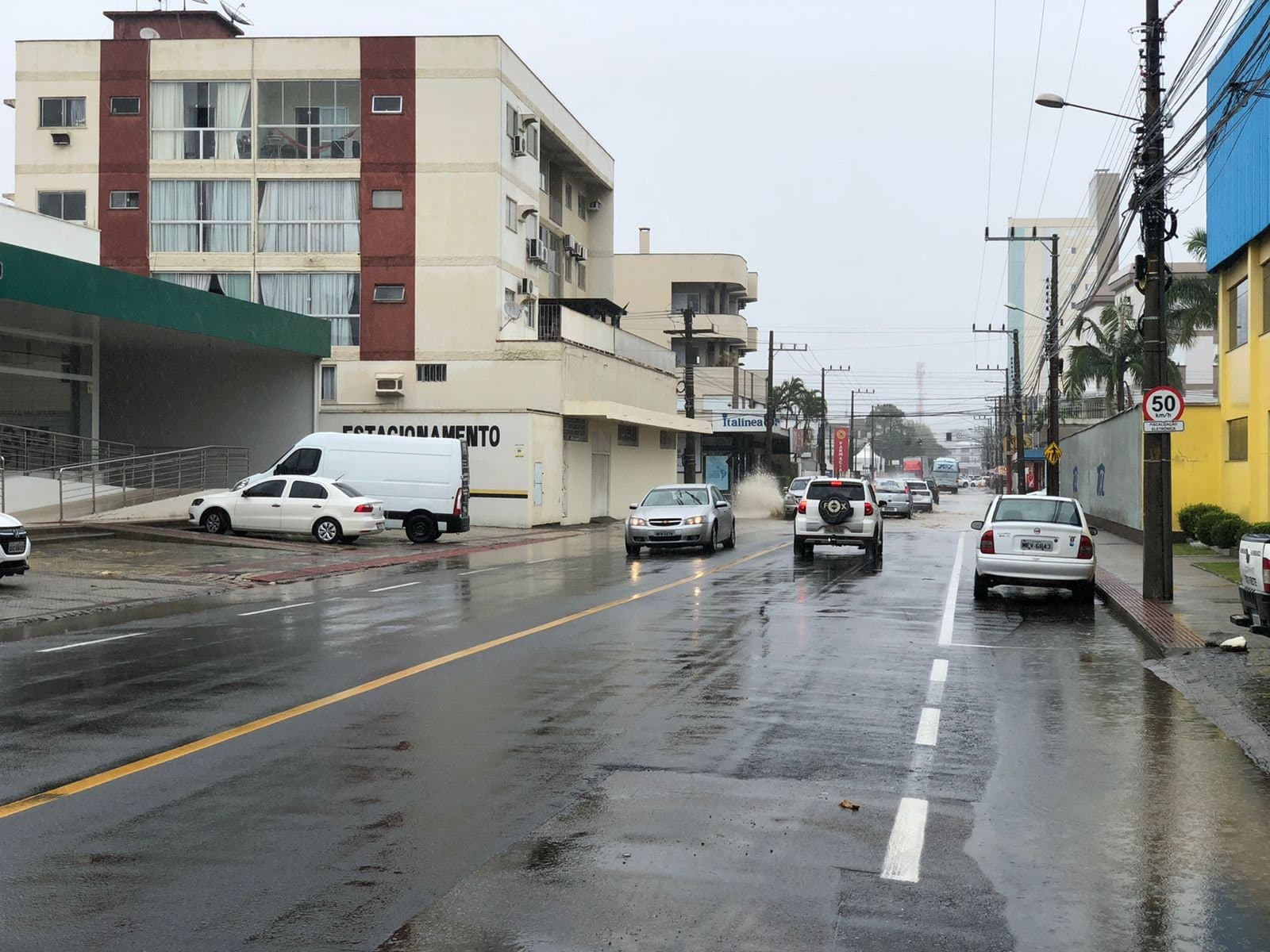 CDL Tubarão emite nota sobre fechamento de lojas
