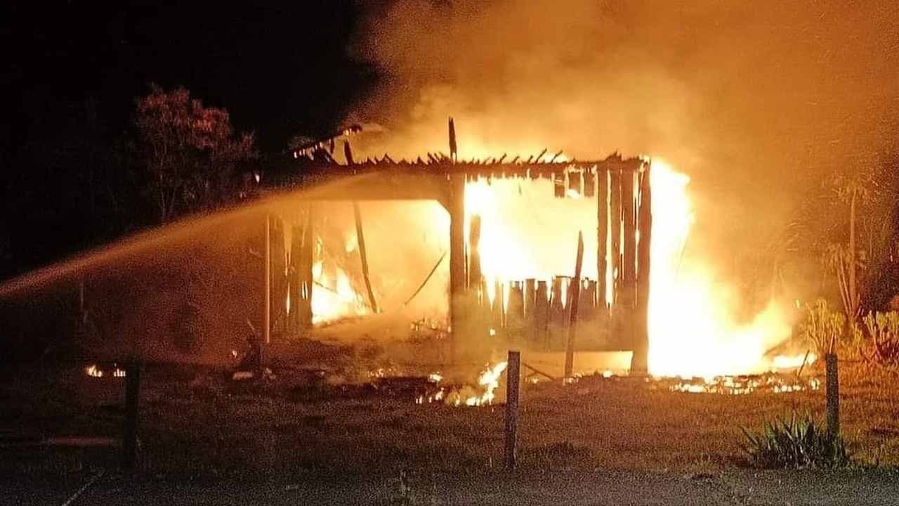 Bazar vai ajudar família que teve casa incendiada