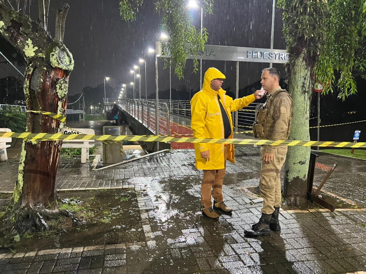 Passarela Ângelo Zaboti é interditada por risco de choque elétrico