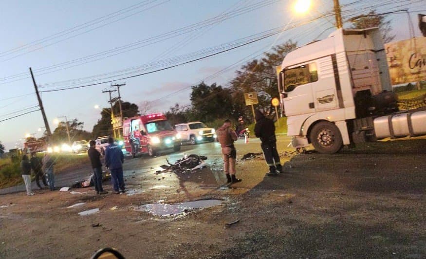 Motociclista morre após bater de frente com caminhão em Jaguaruna