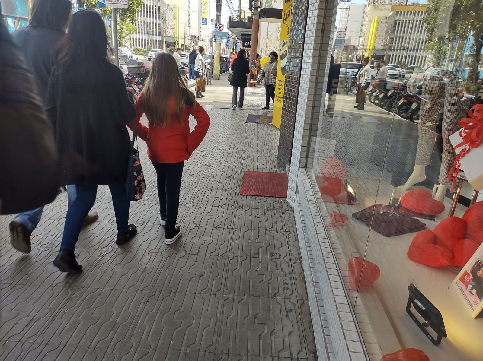 Comércio de Tubarão terá horário especial na véspera do Dia dos Namorados