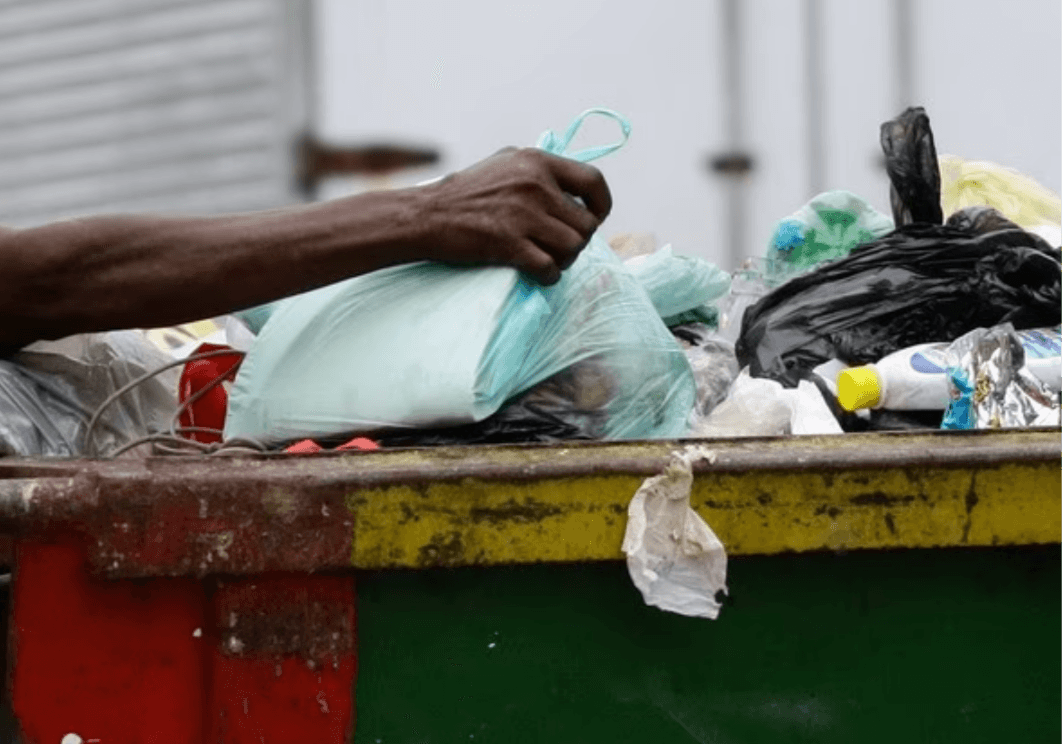 Número de brasileiros sem ter o que comer quase dobrou em dois anos de pandemia