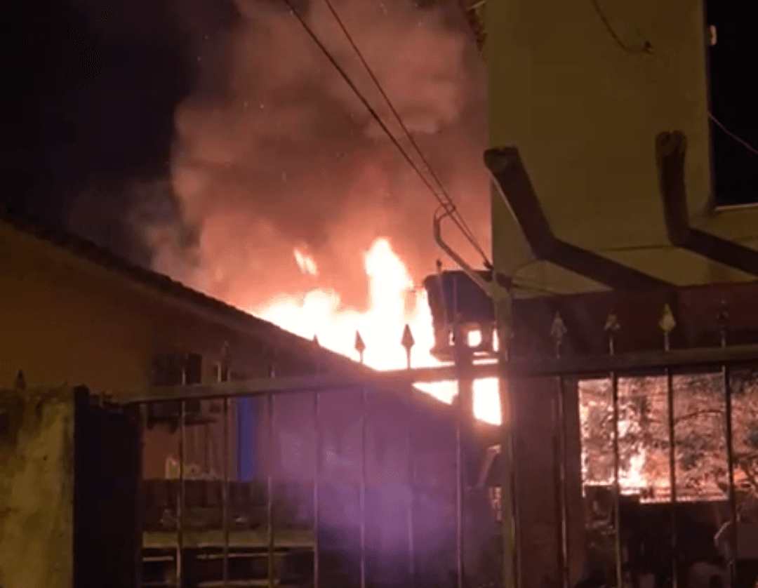 Casa abandonada é completamente destruída por incêndio