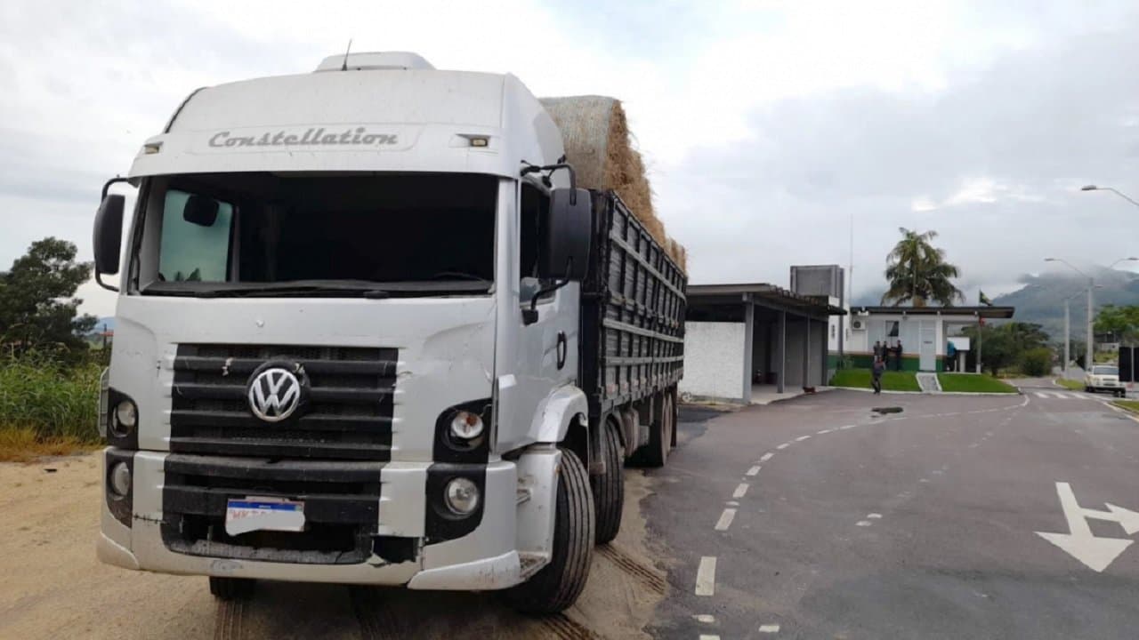 Motorista é flagrado de capacete, dirigindo caminhão sem para-brisa