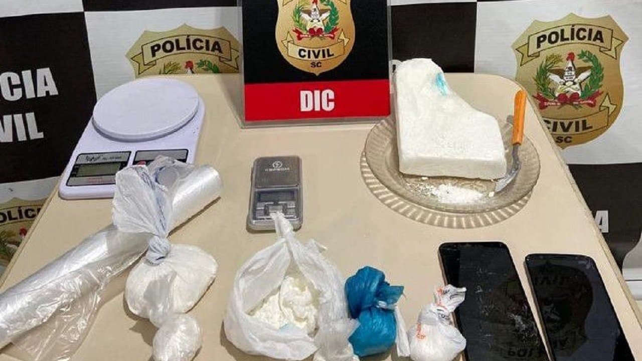 Traficante é preso com quase 1 quilo de cocaína