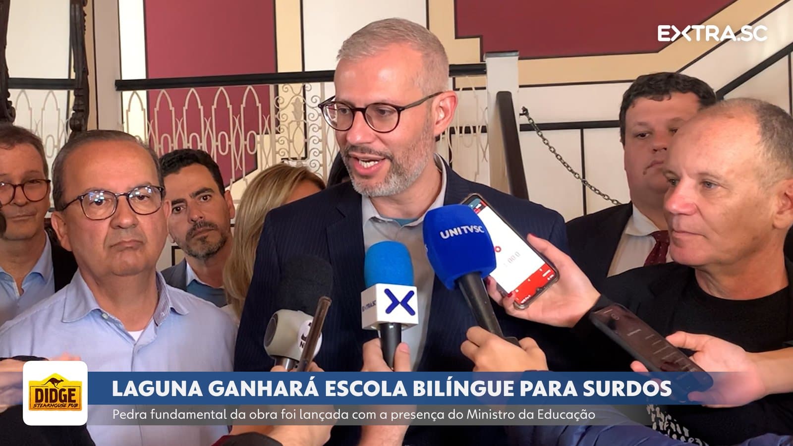 Ministro da Educação participa do lançamento da pedra fundamental da Escola de Surdos em Laguna