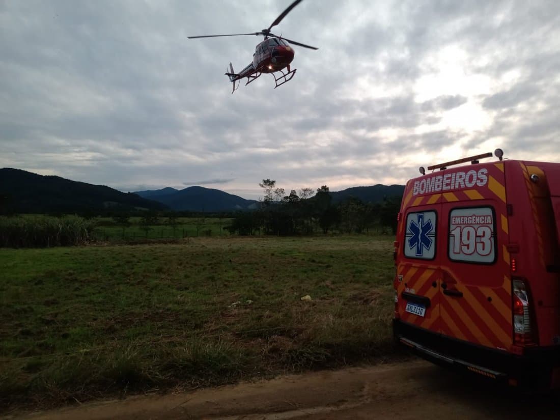 Jovem cai de moto em local de difícil acesso e é resgatado por helicóptero dos bombeiros