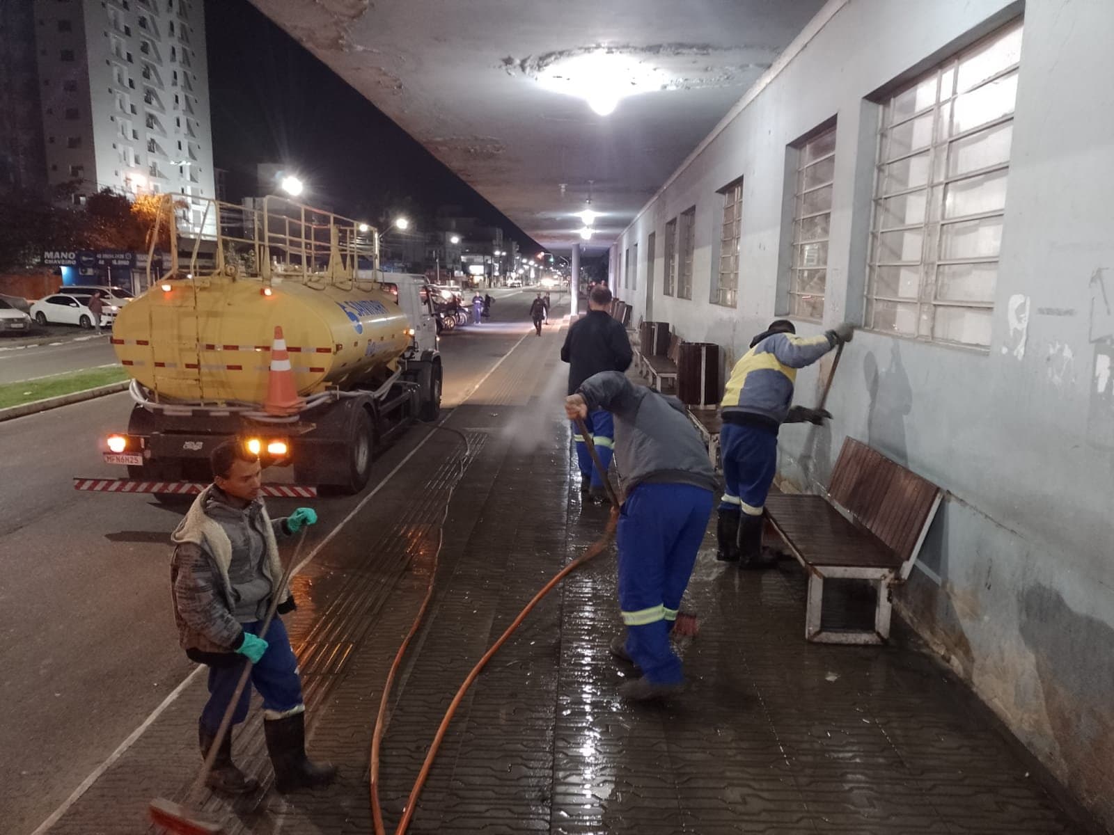 Usada por moradores de rua, área externa da antiga rodoviária recebe operação de limpeza